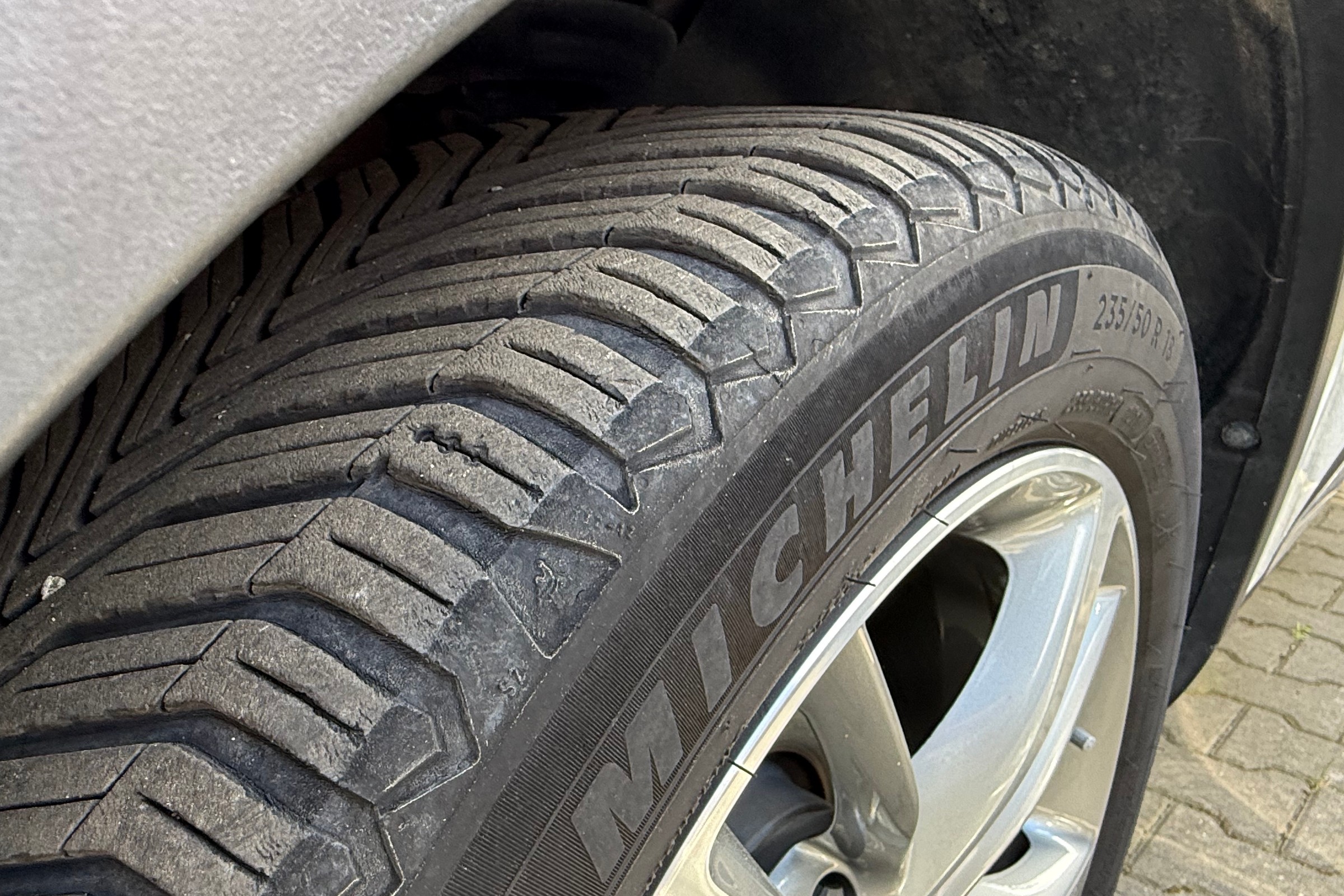 Obowiązkowe opony zimowe już od listopada. Na jakich zasadach i gdzie? Mamy listę