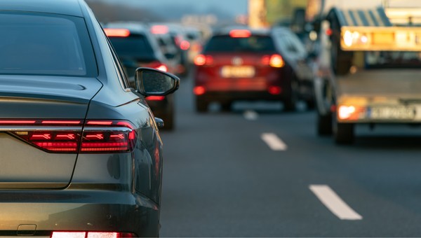 Takie tablice rejestracyjne robią furorę w Polsce. Tak dostaniesz "C0 ZJESZ"
