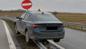 Skoda Octavia zawisła na barierce. To był dopiero początek