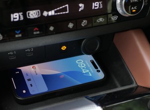 Każdy chce mieć ten gadżet w aucie, dopóki go nie ma. Wam też ładowarka indukcyjna smaży telefon?
