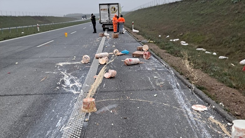 Jedzenie rozsypane na trasie S7