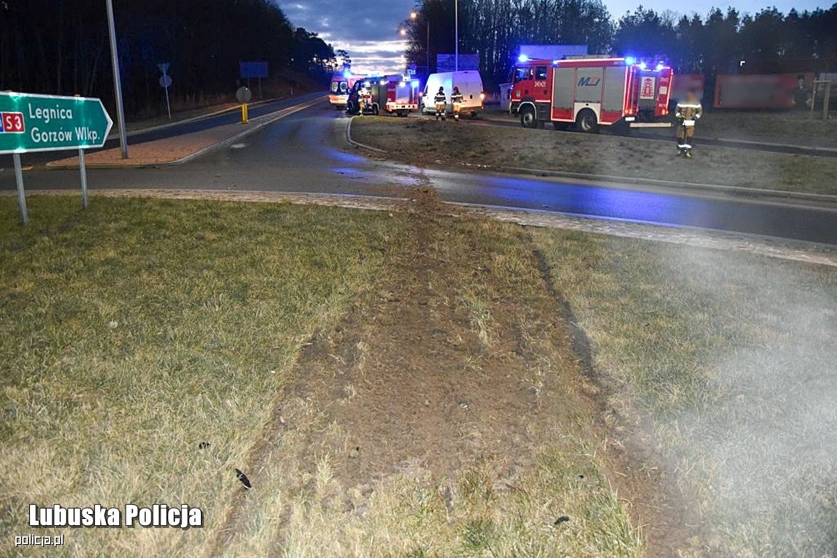 Pijany kierowca przeciął rondo na wprost