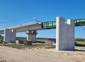Wielka i ekspresowa budowa nad Narwią. Rośnie most trasy Via Baltica [WIDEO]