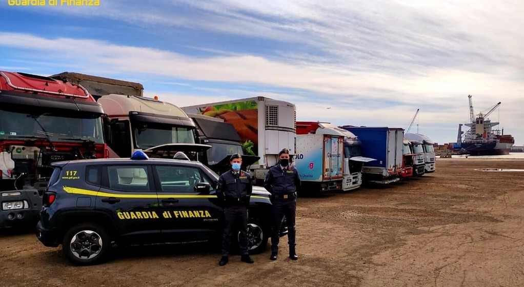 Włoska La guardia di finanza skonfiskowała pojazdy w porcie Marghera