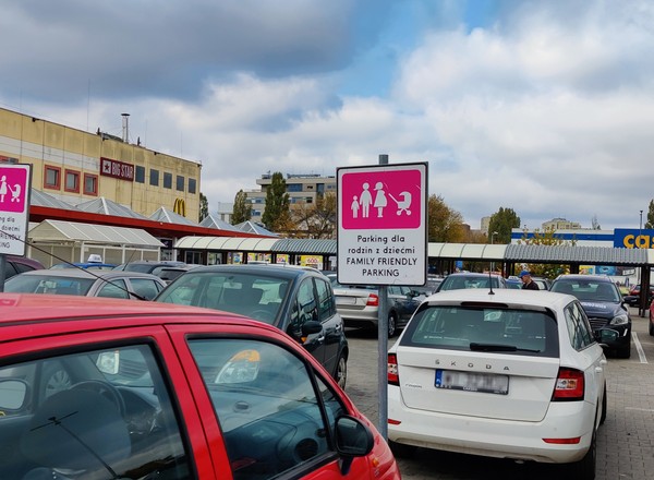 Parkowanie na miejscach dla kobiet w ciąży i dla rodzin. Czy coś za to grozi?