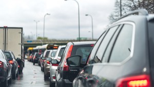 Złodzieje znaleźli nowy sposób. Kierowca sam wpuszcza go do auta i traci wszystko, co ma. Każdy może być ofiarą