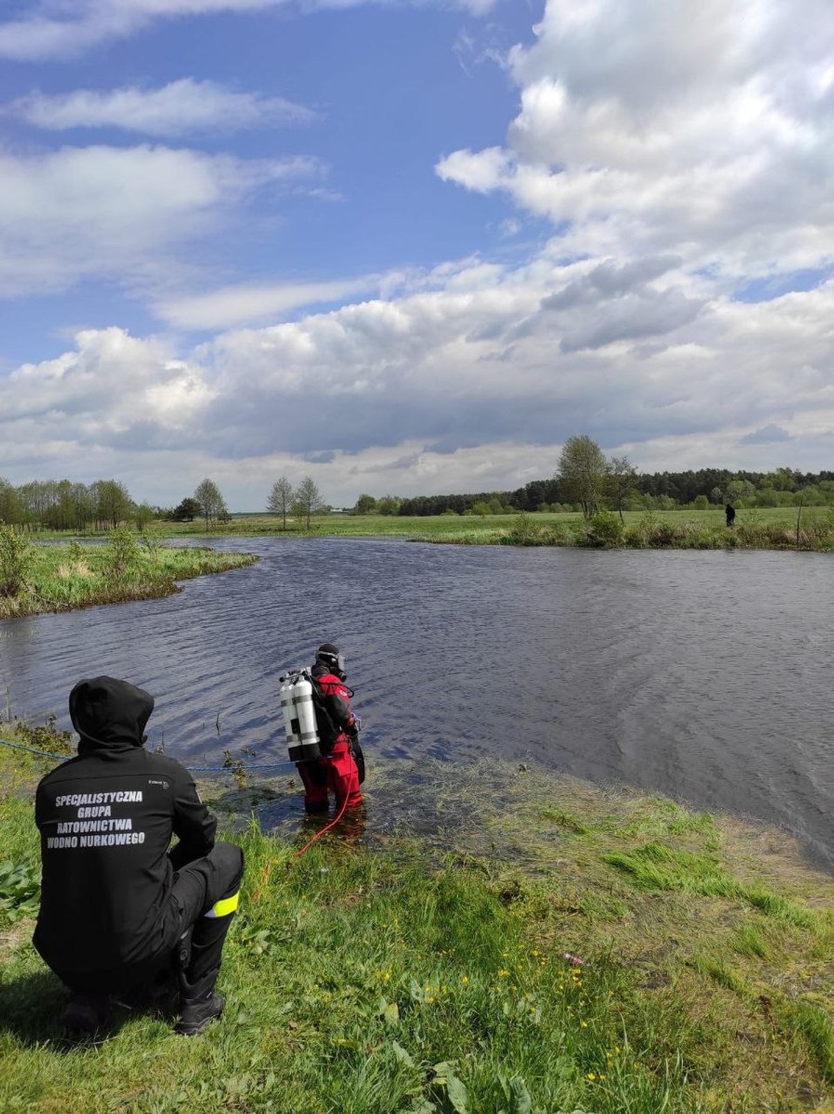 Pili alkohol nad rzeką. Ich auto zjechało z nimi do wody