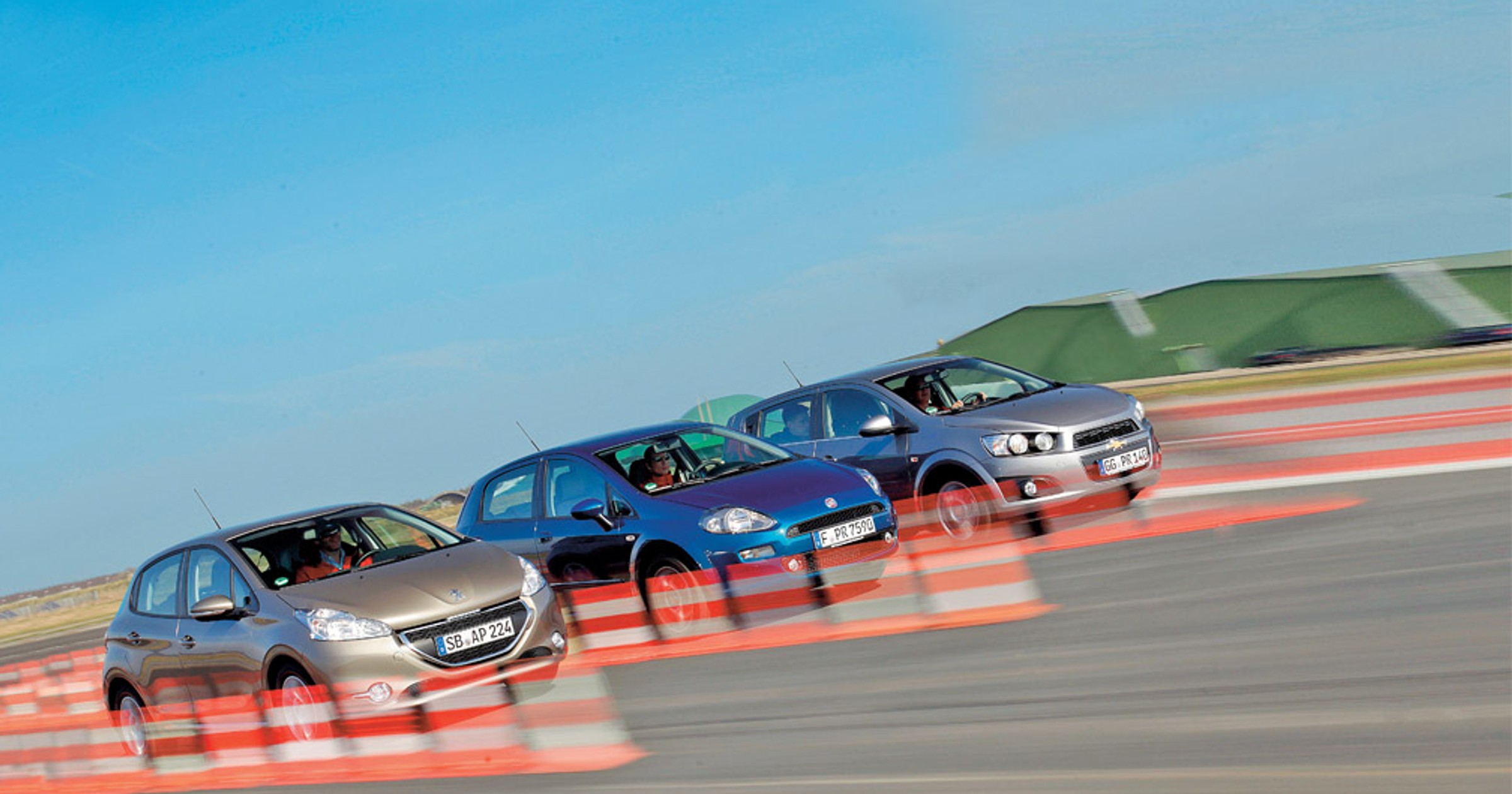 Peugeot 208 kontra Fiat Punto i Chevrolet Aveo: lew ruszył na łowy