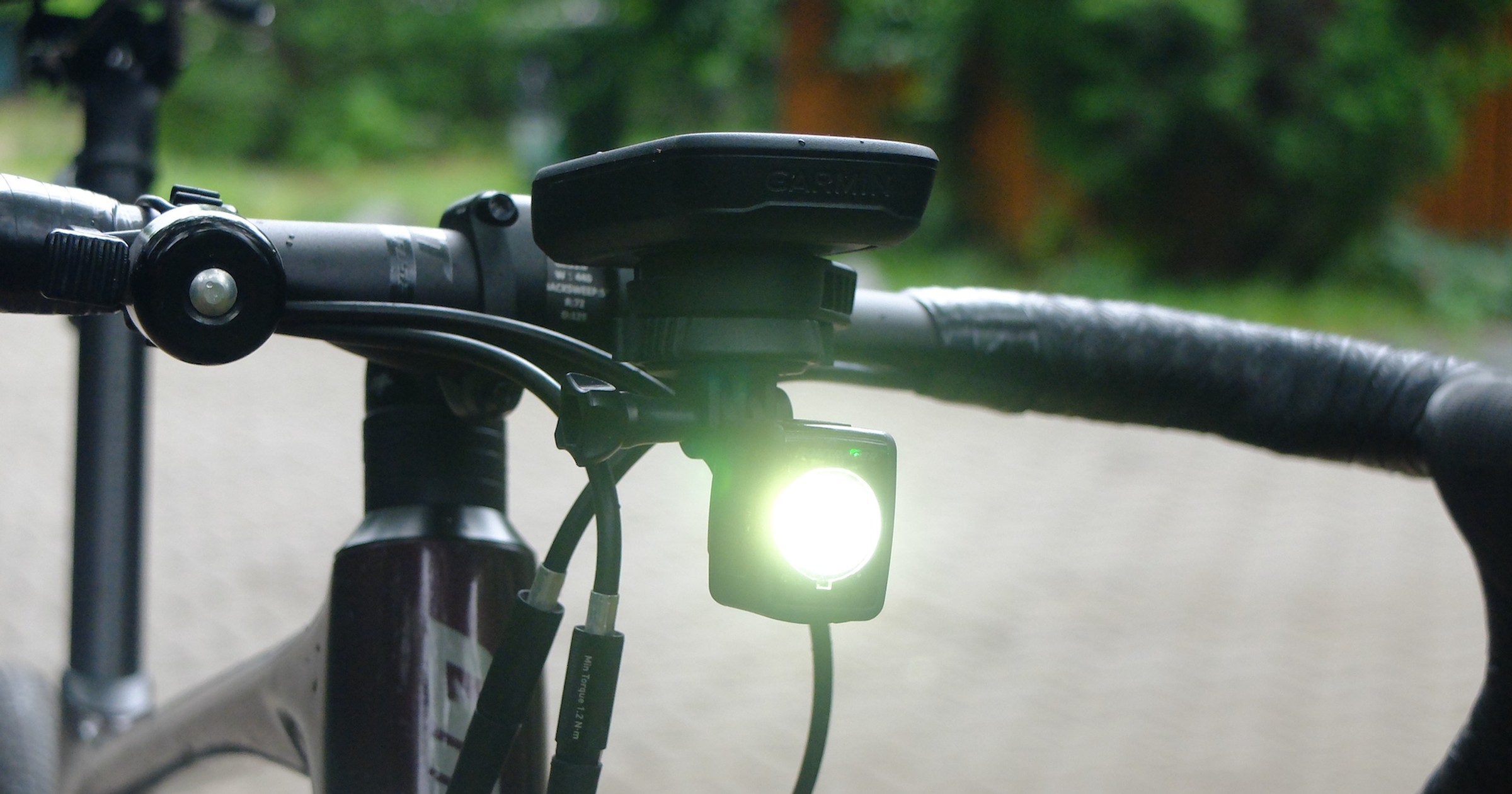 Bontrager Ion 200 RT – przykład lamki, która do oświetlenia drogi nocą nie na wiele się zda, ale za dnia zapewnia doskonałą widoczność rowerzysty