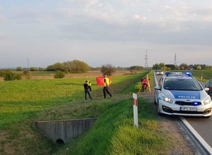 Motocyklista wypadł z drogi i wjechał do rowu. Mężczyzny nie udało się uratować