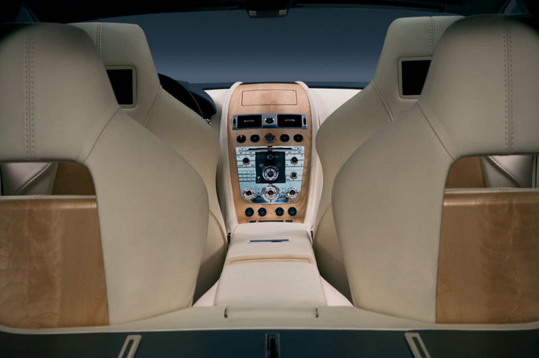 Edmunds.com: Aston Martin Rapide trafi do produkcji