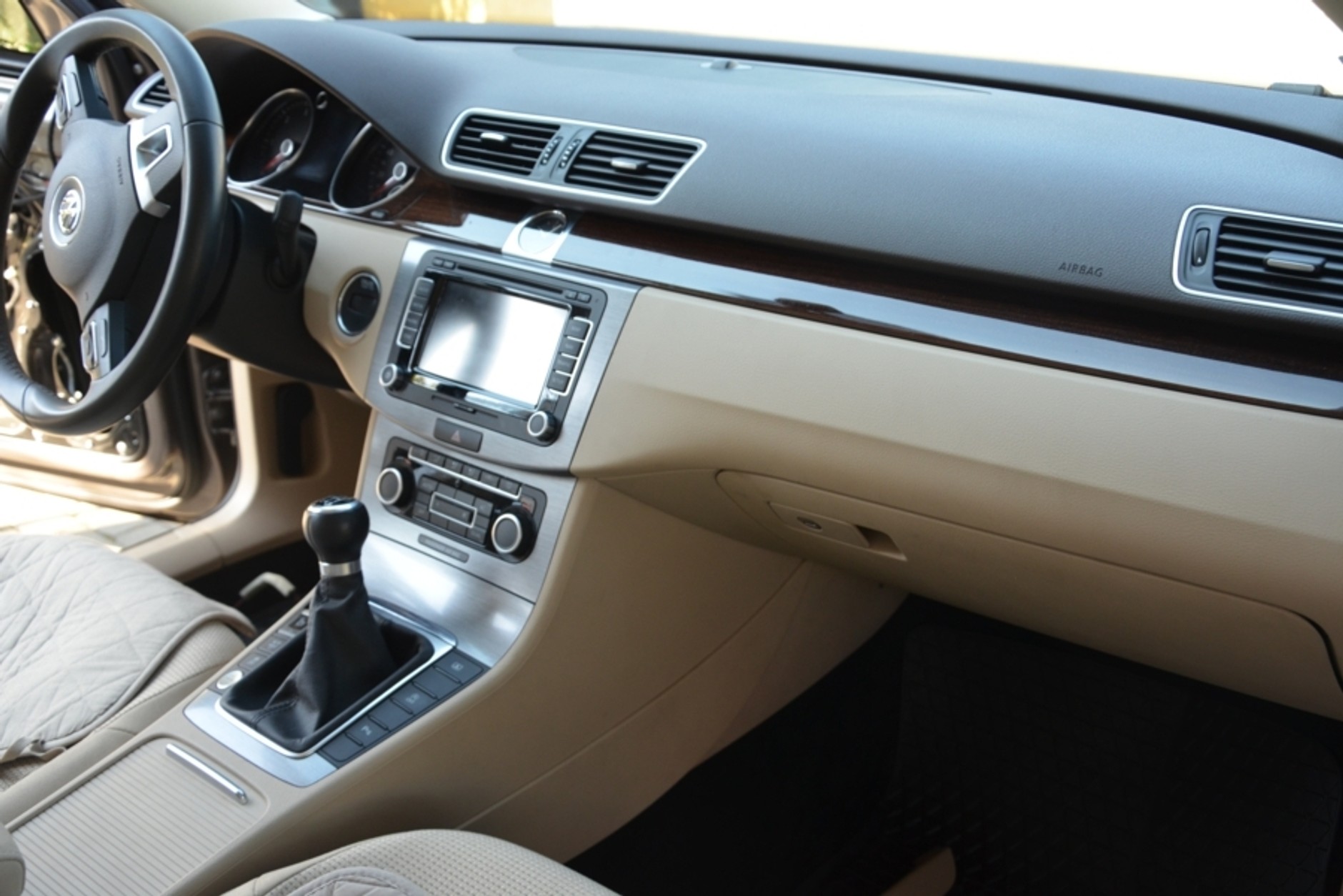 Radio nawigacyjne RNS510 pozostało na swoim miejscu. Zwykle tak się dzieje w samochodach wielu marek - fabryczny sprzęt zostaje.