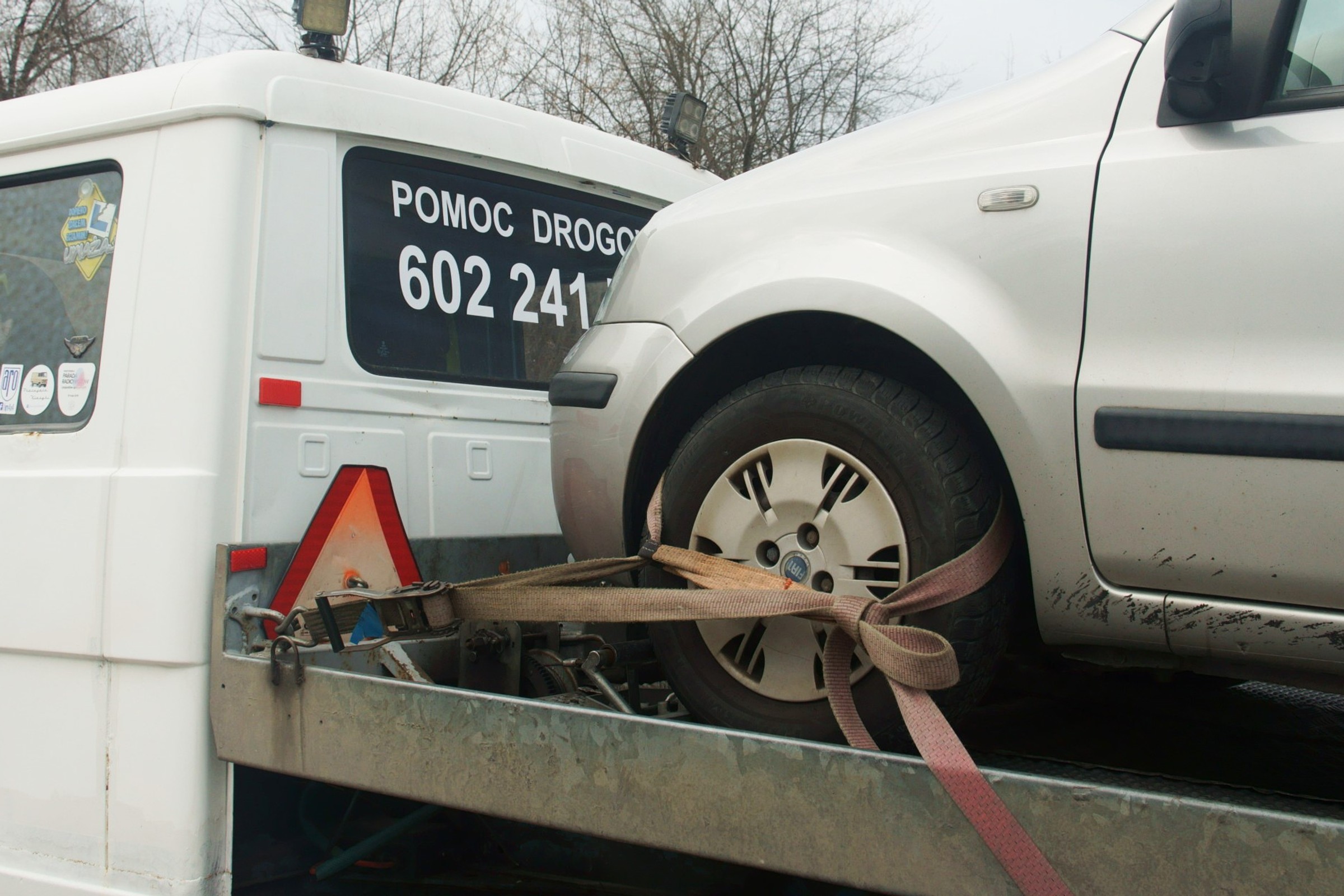 ADAC ostrzega przed oszustami udającymi pomoc drogową. Wskazuje na Polskę