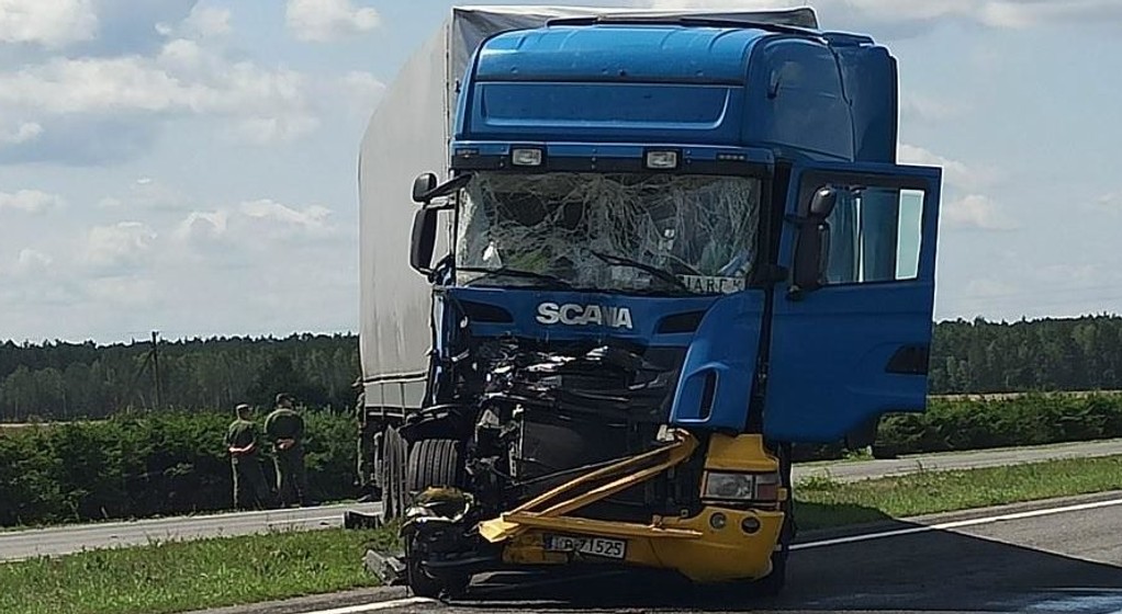 Ciężarówka uderzyła w wojskowy pojazd