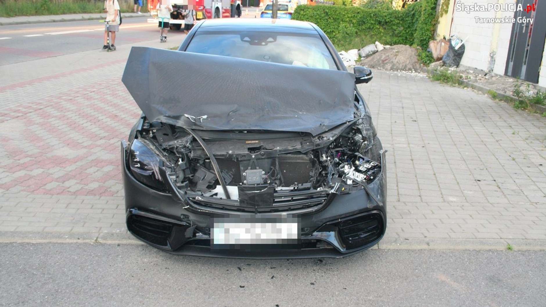 Osobówka zderzyła się z dostawczakiem. Ten wylądował na boku