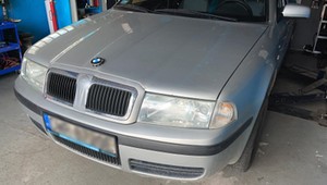 Nakleił taśmę na atrapę Skody Octavii. "Kolega przez chwilę myślał, że to jego BMW"