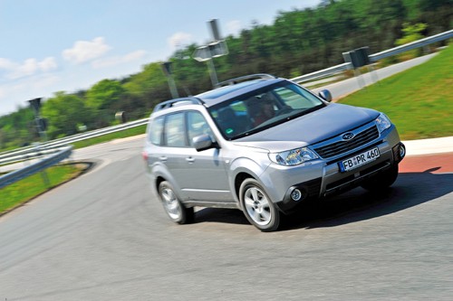 Honda CR-V kontra Subaru Forester, Nissan X-Trail i VW Tiguan - porównanie suvów z silnikami benzynowymi