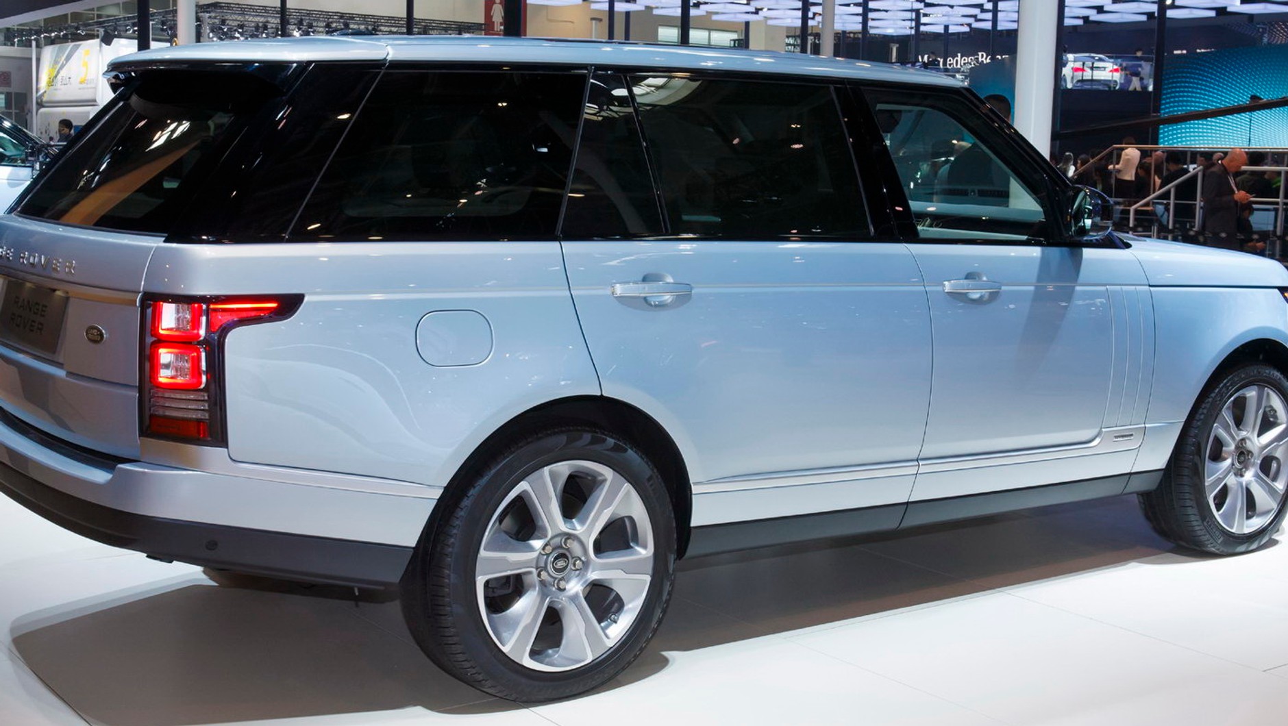 Range Rover IV:
za mało luksusu? Land Rover proponuje wersję przedłużoną LWB (rozstaw osi rośnie z 2922 mm do 3120 mm). Ceny – bagatela od około 600 tys. zł.
