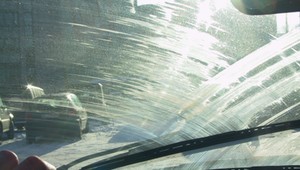 Wycieraczki smużą i rozmazują wszystko na szybie? Banalny sposób na ich naprawę