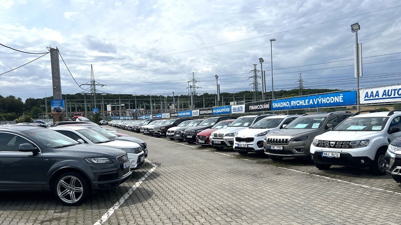 Salon sprzedaży samochodów używanych AAA Auto w czeskiej Pradze w dzielnicy Dolni Chabry