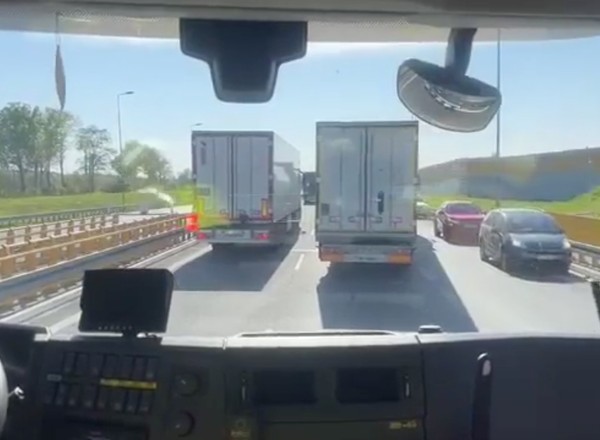 Strażacy nie mogli dotrzeć do wypadku na S8. Skandaliczne zachowanie kierowców [WIDEO]