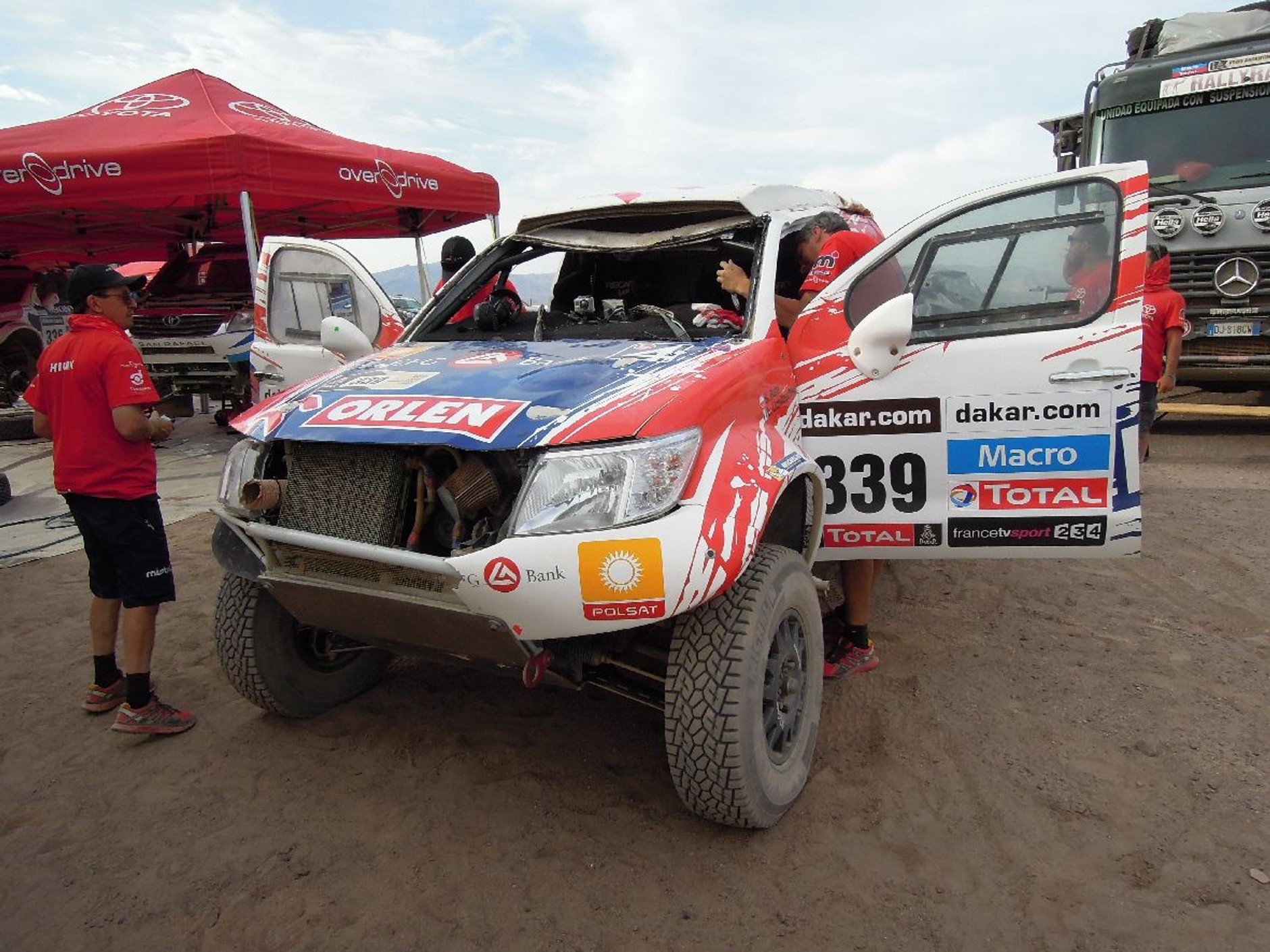 Dakar 2013: Szymon Ruta dachował i już nie jedzie