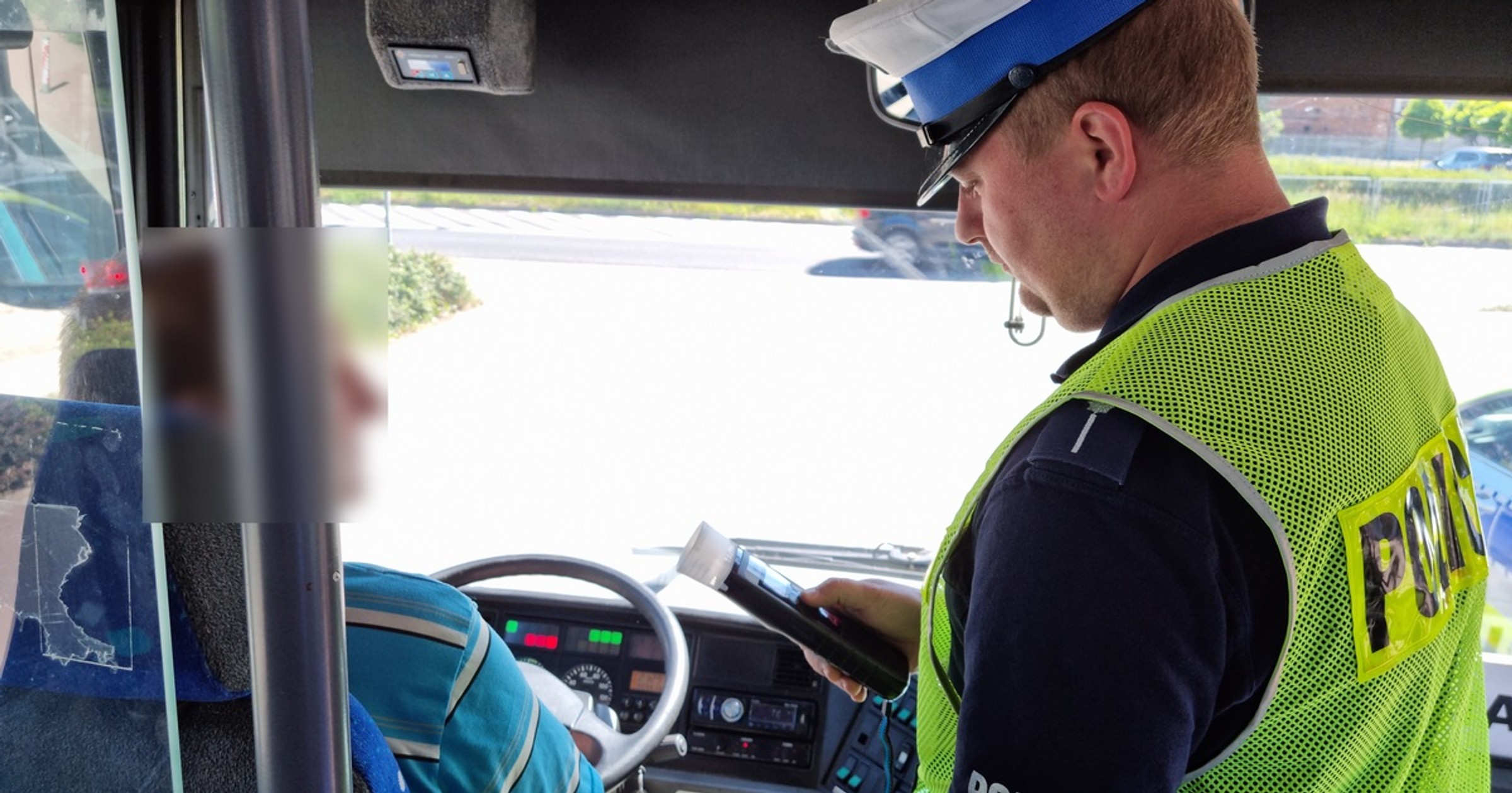 Obraz pochodzący z serwisu https://leszno.policja.gov.pl/w13/aktualnosci/253640,Policjanci-kontrololuja-autokary-przed-podroza.html