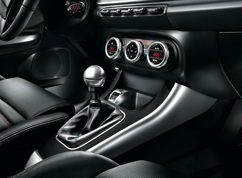 Alfa Romeo Giulietta: wnętrze i nowe zdjęcia