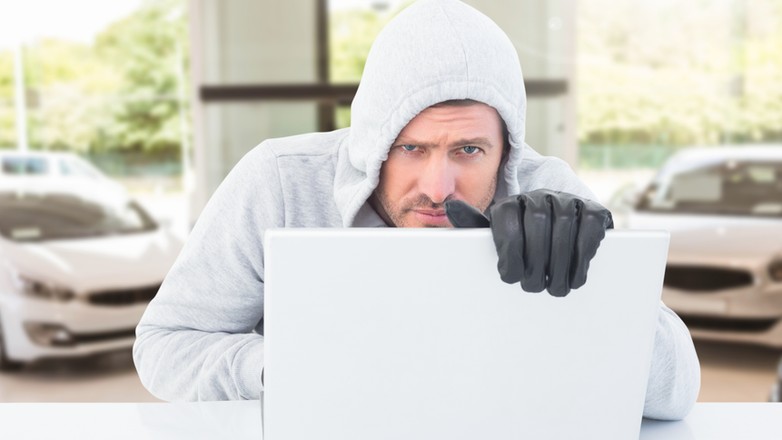 Przy zakupie auta z drugiej ręki łatwo paść ofiarą oszustów. Zdradzamy, po czym można poznać ich triki