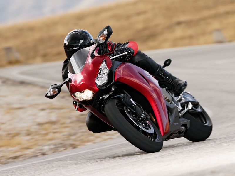 Honda CBR 1000 RR Fireblade 2008: naostrzona żyletka (prezentacja)