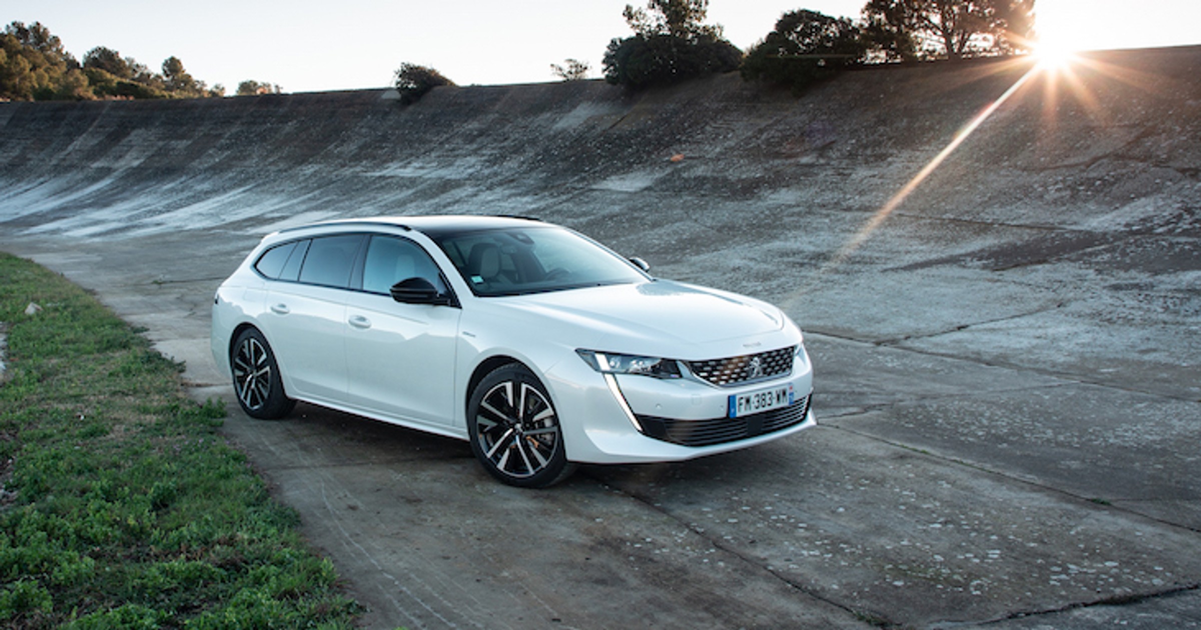 Peugeot 508 HYbrid i 3008 HYbrid4 Plug In – Peugeot umie w hybrydy