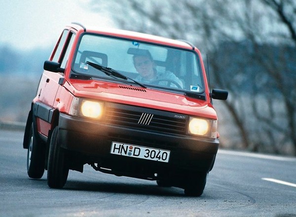 Szybki kontra wściekła, czyli pojedynek na śniegu - Taycan ściga się z Pandą 4x4