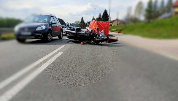Motocyklista zderzył się z trzema samochodami. Tragiczna majówka na polskich drogach
