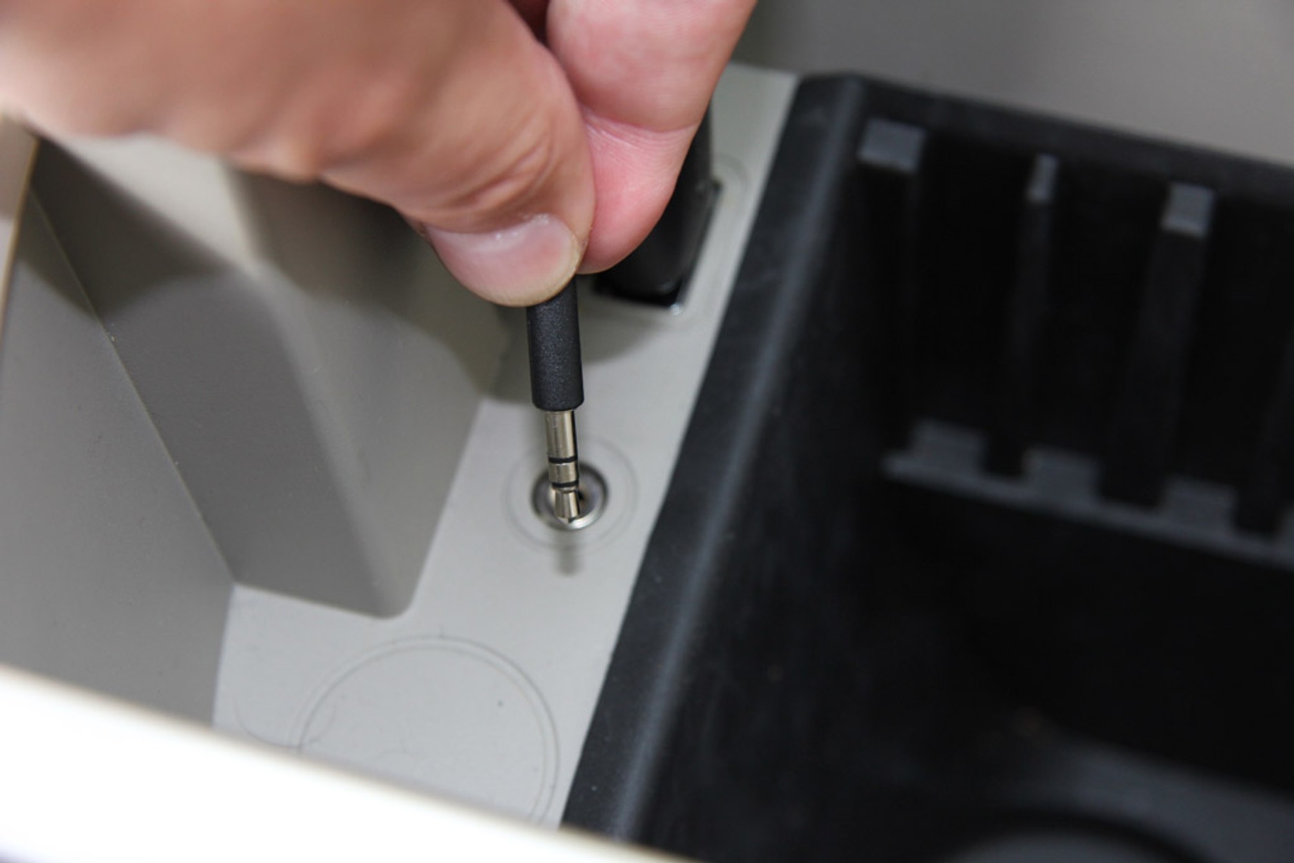 Jak szybko i tanio poprawić brzmienie fabrycznego radia - zdjęcia