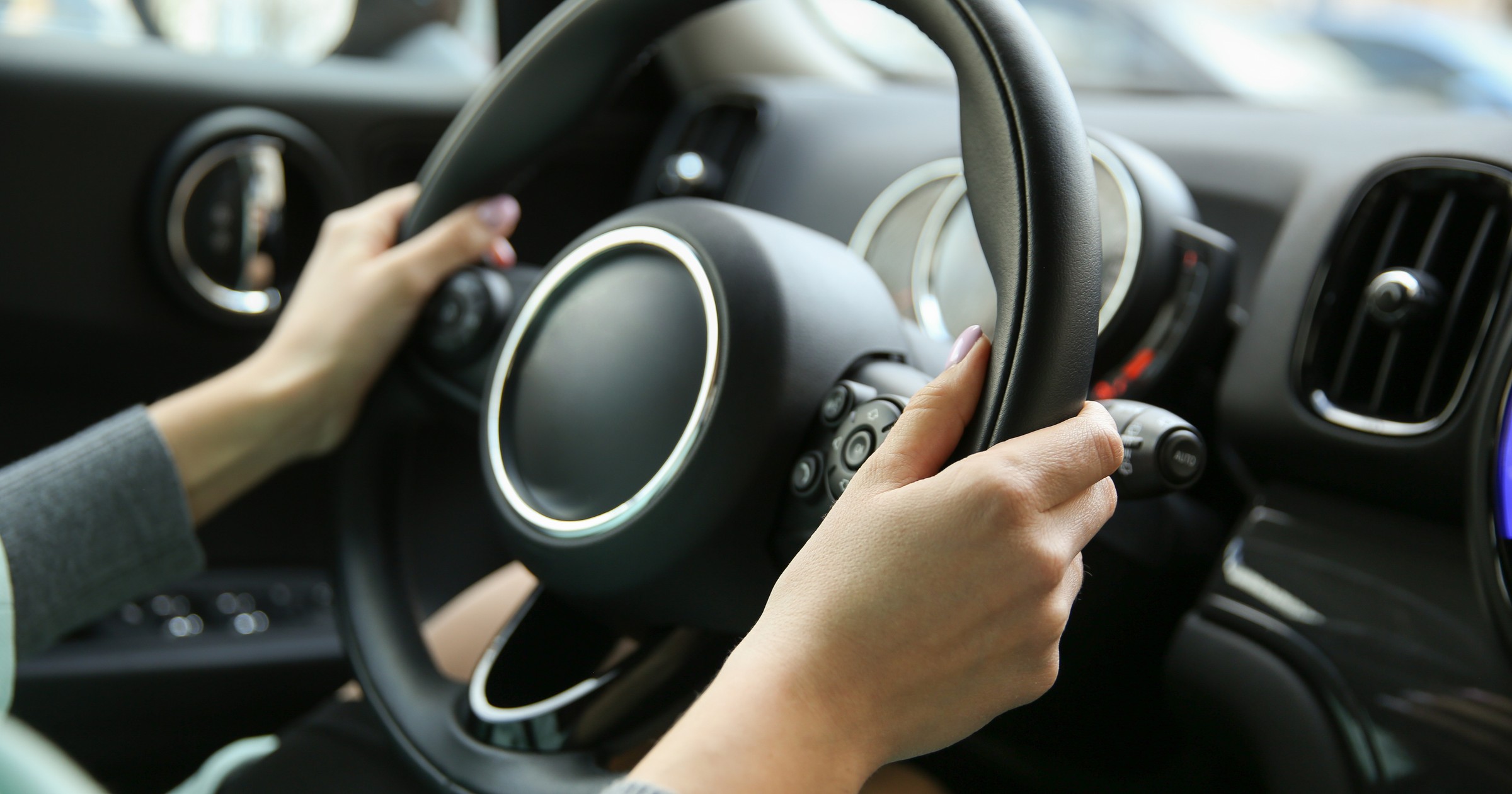 Policja stwierdziła, że kierującą przekroczyła dopuszczalną prędkość o więcej niż o 50 km na godz. w obszarze zabudowanym (zdjęcie ilustracyjne)