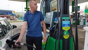 Jak zatankować samochód na stacji? Instrukcja dla początkujących kierowców