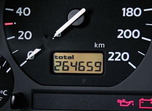Ile można stracić, kupując auto po korekcie licznika? Jak sprawdzić realny przebieg?