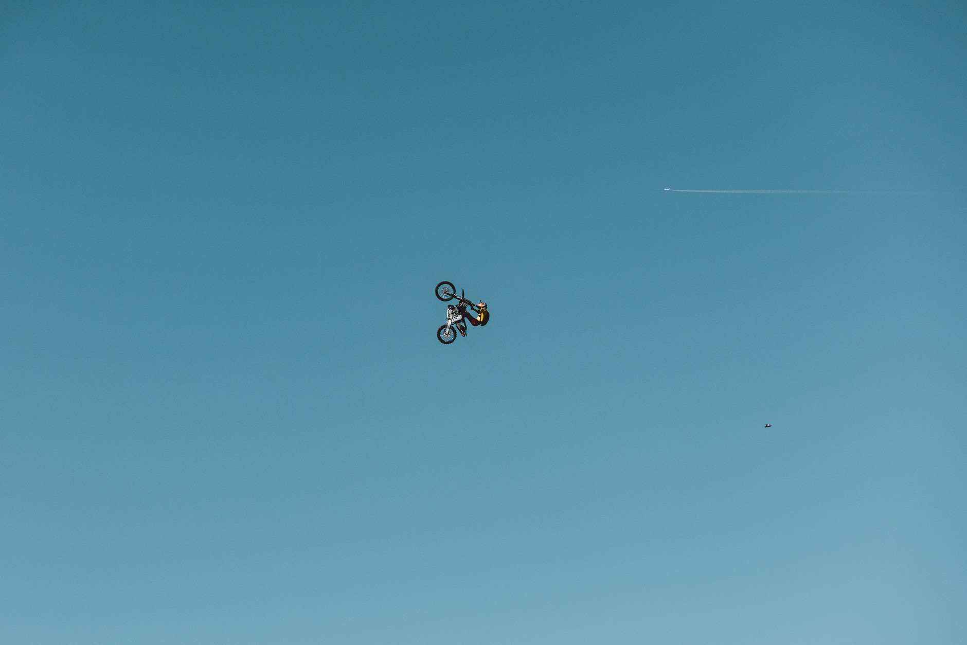 Red Bull Tom Pagès wyskoczył z klifu wprost w przepaść