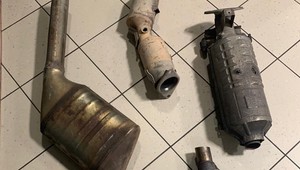 Policja złapała złodziei katalizatorów. W dziupli było ich ponad 130 sztuk!