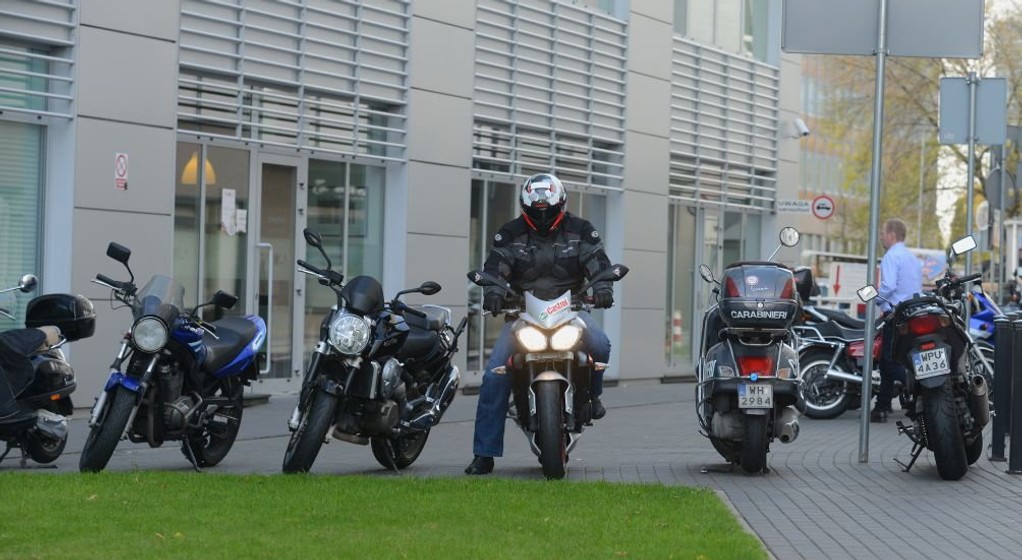 Motocykl zaparkujemy przed wejściem do biurowca