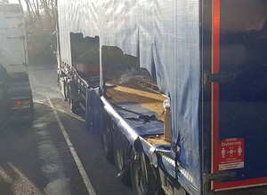 Rozcięli plandekę naczepy i ukradli towar. Kierowca policzył, że zniknęły 22 palety