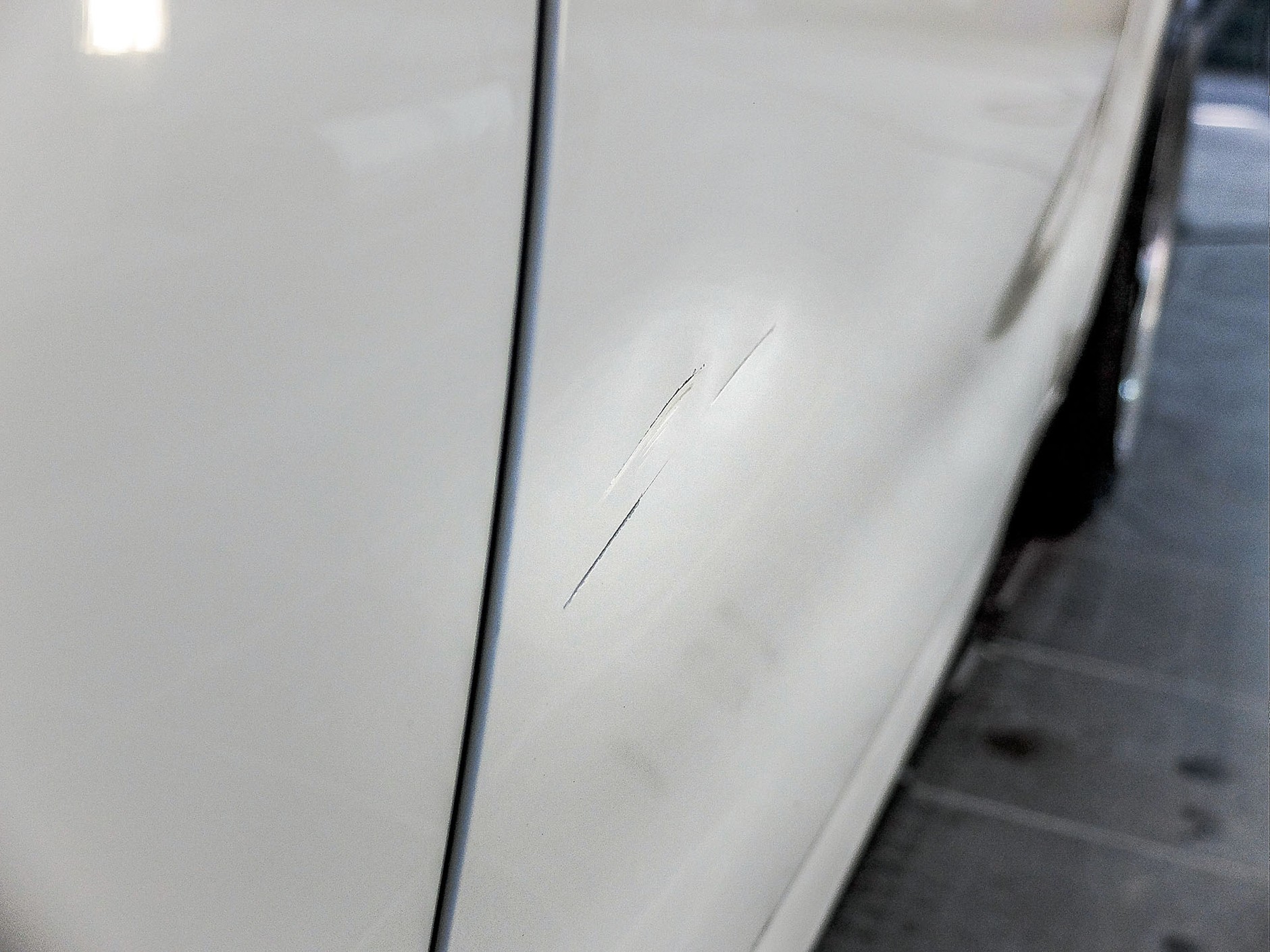 Jak szybko naprawić uszkodzony lakier?