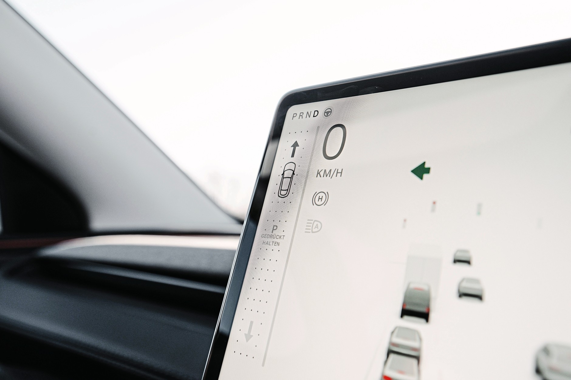 Tesla Model Y po liftingu: nie ma już dźwigienki wyboru trybu jazdy. Wybierasz "bieg" przesuwając palcem po ekranie centralnym. Może to głupie i niewygodne, ale za to tanie. 