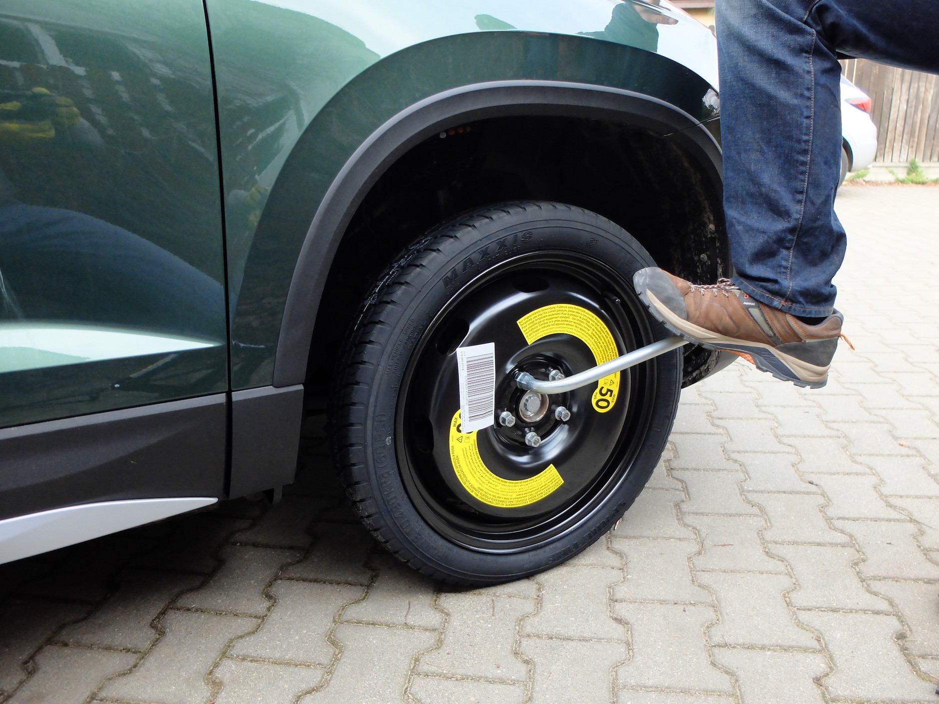 Wymiana koła krok po kroku: po opuszczeniu auta i odstawieniu podnośnika pewnie dociągnij śruby – dość mocno, ale nie skacz na kluczu, bo rozciągniesz je. Gotowe.