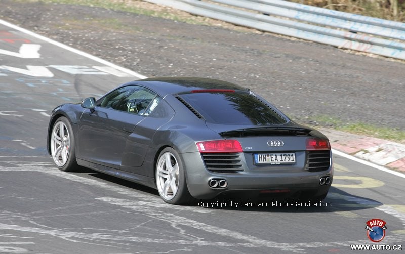 Zdjęcia szpiegowskie: nowe Audi RS8 spłonęło na Nürburgringu