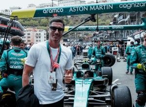Robert Lewandowski w garażu Astona Martina. Odwiedził Grand Prix Formuły 1 w Monako