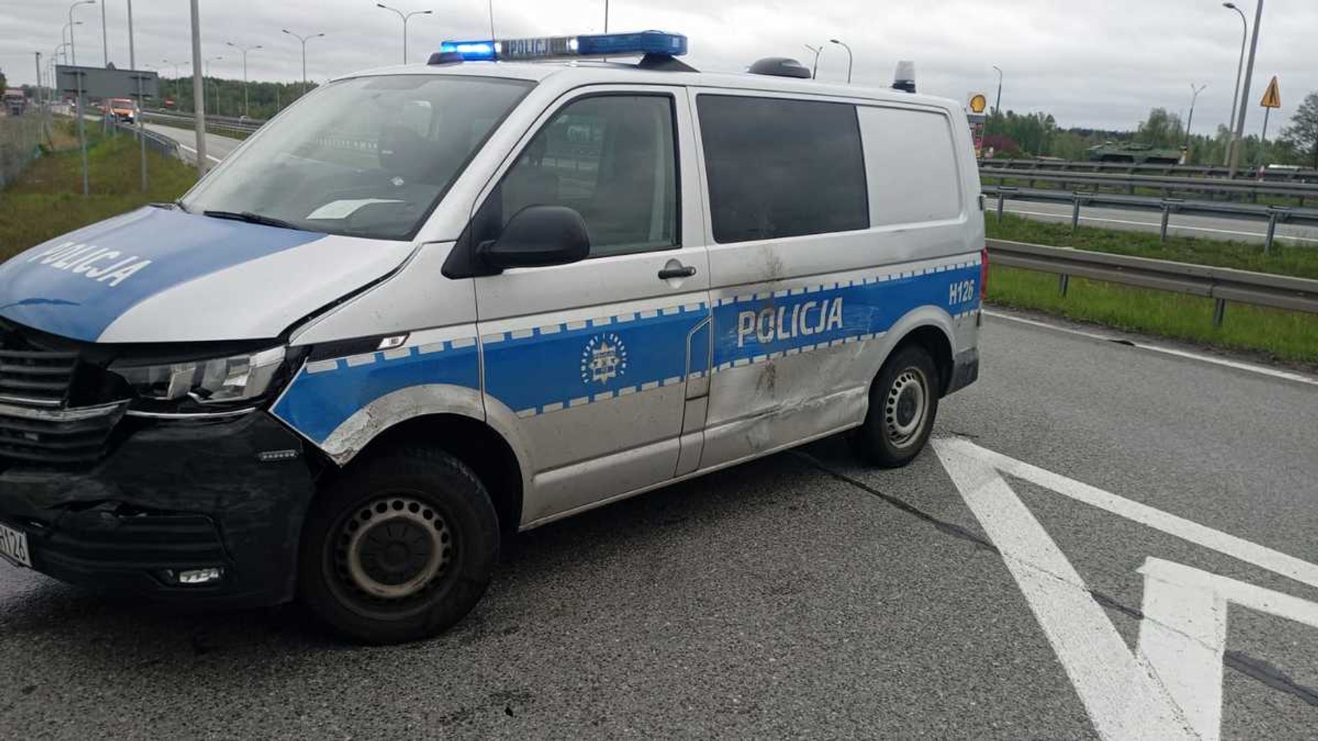 Kierowca VW Amaroka uciekał przez trzy powiaty i rozbił blokadę policyjną