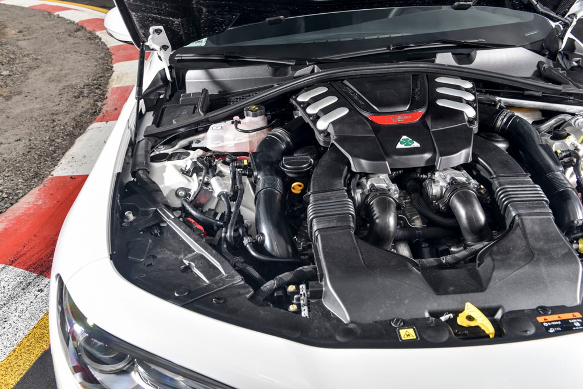 Alfa Romeo Giulia Quadrifoglio - silnik z genami Ferrari. W tej wersji Alfa to godny konkurent dla BMW M3 i M5
