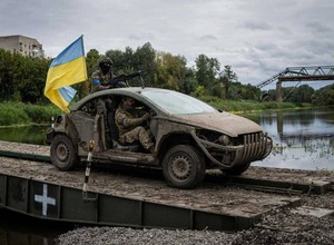 W Ukrainie przerobili kabriolet na auto bojowe. Trudno poznać co to za model