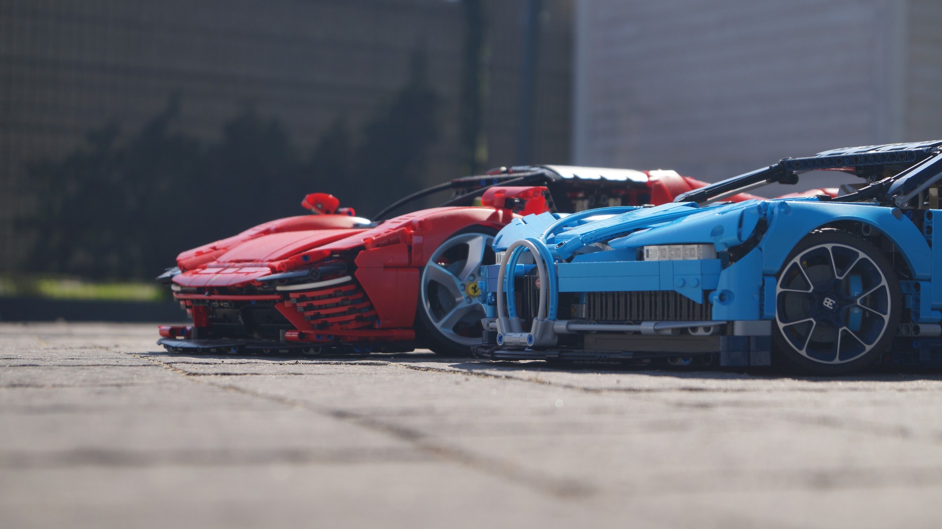Bugatti Chiron i Ferrari Daytona SP3 - Lego nie tylko dla dziecka